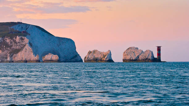 a saída das agulhas do solent, ilha de wight - rock lighthouse nautical vessel nature - fotografias e filmes do acervo