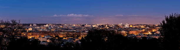 skyline night panorama di roma tratto dal colle gianicolo sul centro storico durante l'ora blu - high angle view famous place roman roman forum foto e immagini stock