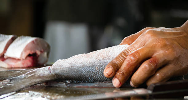 krojenie świeżych ryb na targu ulicznym. - tuna steak tuna prepared ahi meat zdjęcia i obrazy z banku zdjęć