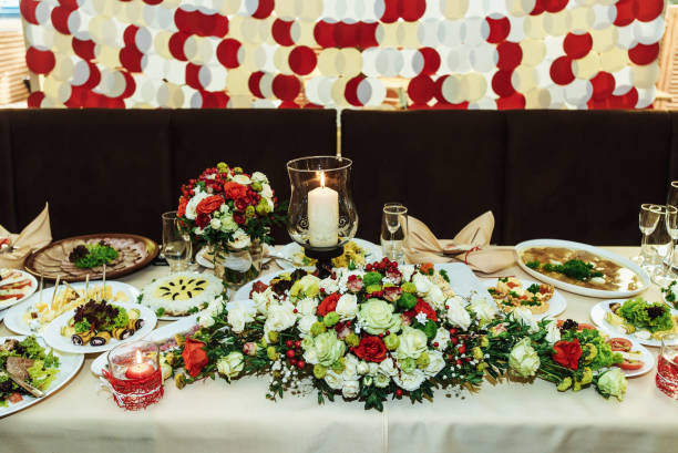 레스토랑에서 결혼식을위한 축하 장미세련된 고급 장식 센터 피스 테이블 - cathering 뉴스 사진 이미지