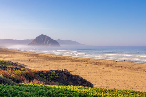 bela vista panorâmica da baía do morro e do morro rock nos raios do sol nascente. califórnia. eua - surf sand rock coastline - fotografias e filmes do acervo