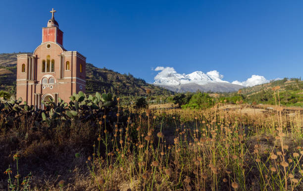 restos da fachada da igreja do velho yungay destruída por uma inundação com a montanha huascaran no fundo e vegetação em primeiro plano, peru - mountain peru cordillera blanca mountain range - fotografias e filmes do acervo