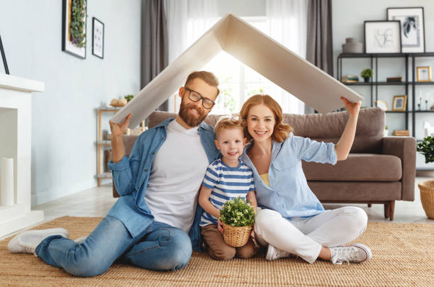 szczęśliwa rodzina pod fałszywym dachem w salonie - family with one child domestic life caucasian love zdjęcia i obrazy z banku zdjęć