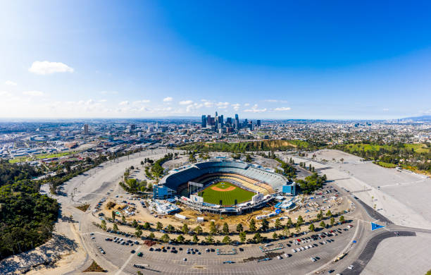 obraz dzienny los angeles california z dodger stadium i city skyline - major league baseball zdjęcia i obrazy z banku zdjęć