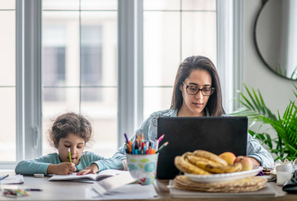 mutter und tochter arbeiten von zu hause aus. - ausgewogenheit stock-fotos und bilder