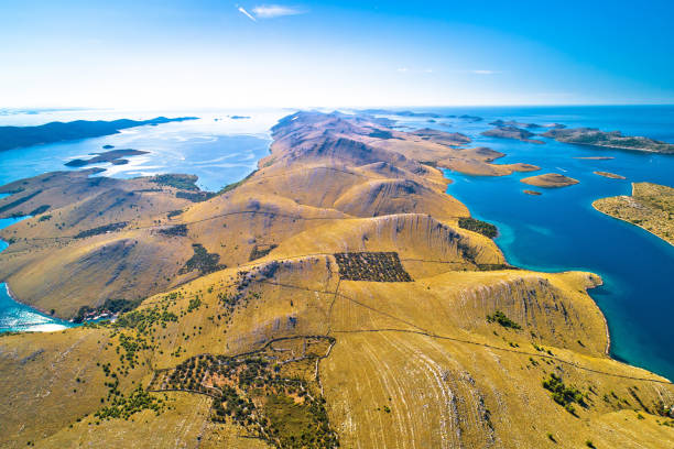 parque nacional de las islas kornati. islas desérticas de piedra únicas en vista aérea del archipiélago mediterráneo. - kornati fotografías e imágenes de stock