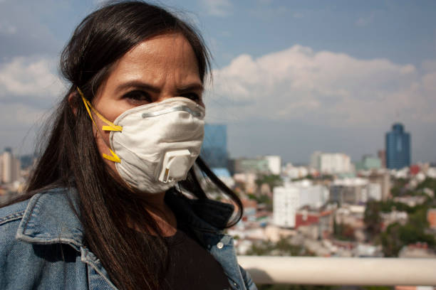 o uso correto cobre as bocas para evitar a transmissão de contágios devido a doenças virais ou bacterianas. mulher mexicana de cabelos compridos de fundo cidade do méxico entre 40 e 45 anos - 40 45 years fotos - fotografias e filmes do acervo