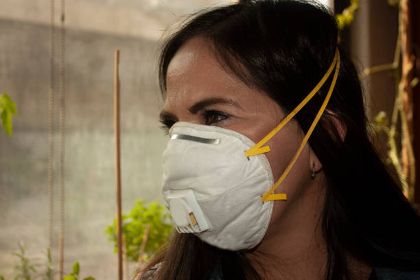 メキシコシティの同胞への伝染を避けるために口と鼻を口で覆うウイルスまたは細菌性気道疾患を持つ病気のメキシコ人女性 - mexico world trade center ストックフォトと画像