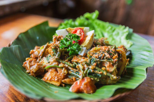 садо-гадо - индонезийский салат с арахисовым соусом - cooked still life close up nut стоковые фото и изображения