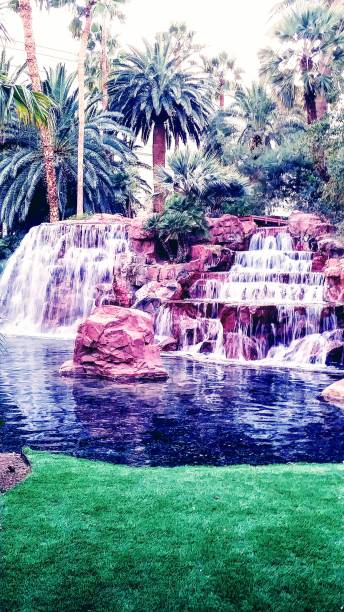 waterfall over red rocks - mirage hotel imagens e fotografias de stock