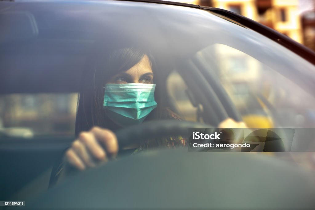 coche de conducción con máscara facial - Foto de stock de Coronavirus libre de derechos