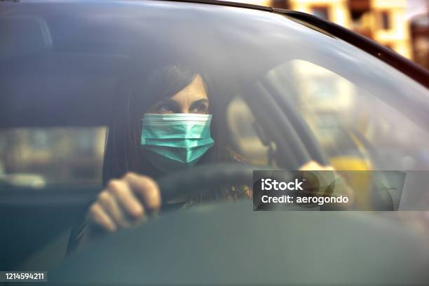 Coche De Conducción Con Máscara Facial Foto de stock y más banco de imágenes de Coronavirus - Coronavirus, Coche, Conducir