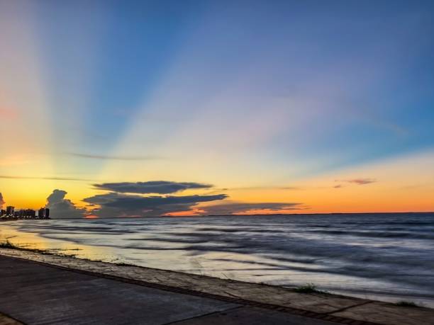 coucher du soleil à ponta d’areia beach sao luis maranhao brésil - sao luis photos et images de collection