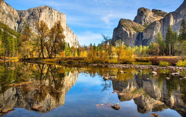 el capitan et merced river à l’automne, californie-etats-unis - yosemite national park waterfall half dome california photos et images de collection