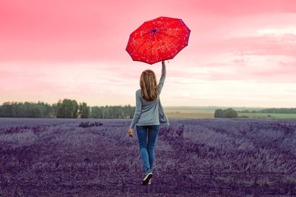 dziewczyna stoi z parasolem w polu - autumn clothing corn crop fashion zdjęcia i obrazy z banku zdjęć
