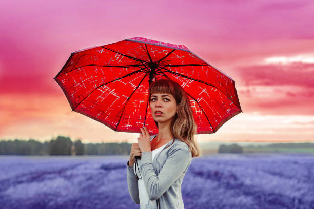 dziewczyna stoi z parasolem w polu - autumn clothing corn crop fashion zdjęcia i obrazy z banku zdjęć
