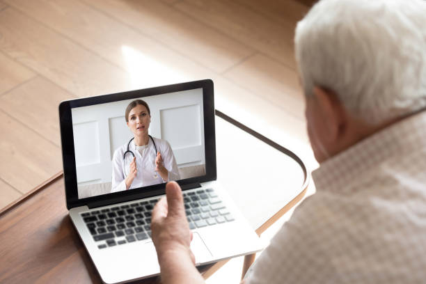 cerrar hombre mayor hablando con el médico en línea, videollamada - men middle senior adult human age fotografías e imágenes de stock