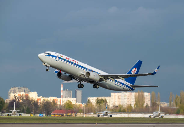 belavia boeing 737-800 kalkış - boeing 737 max stok fotoğraflar ve resimler