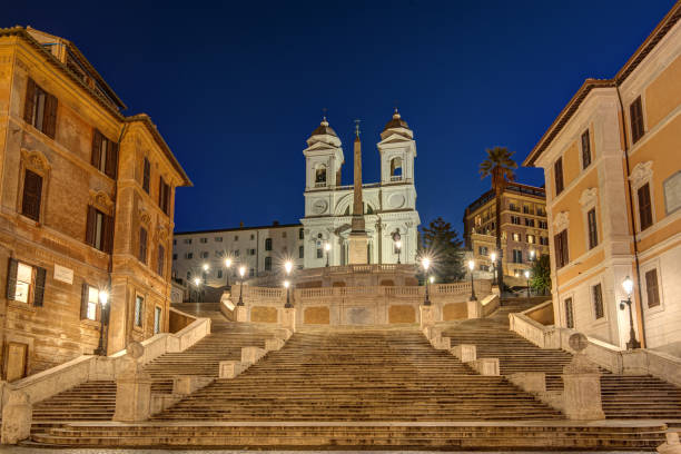 знаменитые испанские шаги в риме - piazza di spagna spanish steps church trinita dei monti стоковые фото и изображения