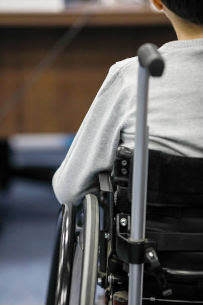 détails d’un jeune garçon handicapé malade dans un fauteuil roulant. - 3503 photos et images de collection