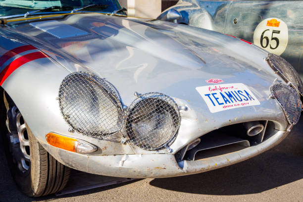 7ème peking to paris motor challenge. la jaguar e-type, voiture de sport britannique, vue avant - e type photos et images de collection