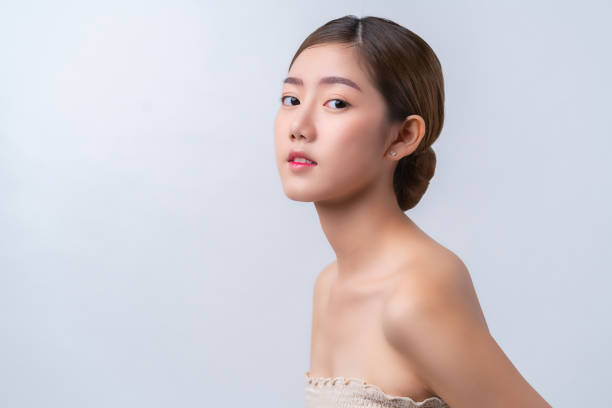 hautpflege und make-up-konzept schöne asiatische frau mit gesunder gesichtshaut nahaufnahme portrait studio aufgenommen - beautiful studio shot close up head and shoulders stock-fotos und bilder