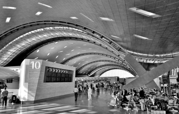 hamad international airport: departures hall (black and white) - airport arrival departure board airport check in counter airplane imagens e fotografias de stock
