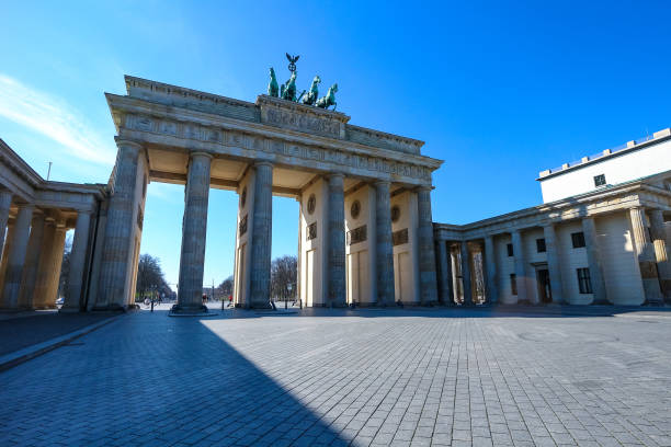 brandenburg gate in berlin, germany, deserted during coronavirus shutdown - architectural styles animal horse europe imagens e fotografias de stock