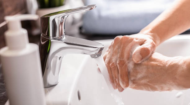 elleri sabun ve sıcak suyla yıkamak. önleme coronavirus. - joint bathroom stok fotoğraflar ve resimler