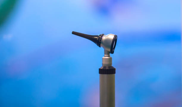 otoscope d’équipement médical pour l’oreille sur l’espace bleu de copie de fond - nose job audio photos et images de collection