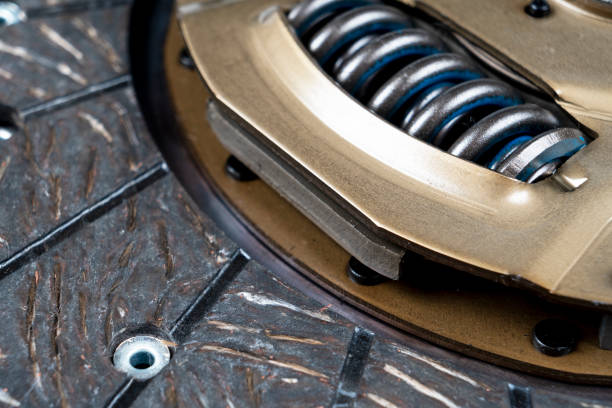 Car repair kit clutch manual gearbox background. Car and truck clutch disk. Sport clutch. Composite clutch disc. Clutch repair kit. Car maintenance spare parts. kit de reparación de coche embrague manual fondo de la caja de cambios. disco de embrague de coche y camión. embrague deportivo. disco de embrague compuesto. kit de reparación de embrague. piezas de repuesto de mantenimiento de automóviles.