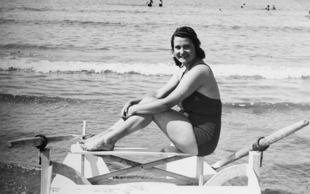 ritratto di giovane donna degli anni '20 in spiaggia, italia. - young women 20s people one person foto e immagini stock