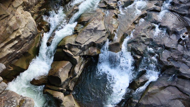 vista de arriba hacia abajo de la cascada. vista superior del arroyo, el agua fluye sobre las piedras. cascada de montaña rocosa. paisaje aéreo montaña cascada cascada río arroyo natural imagen de fondo escénico - europe high angle view waterfall water fotografías e imágenes de stock