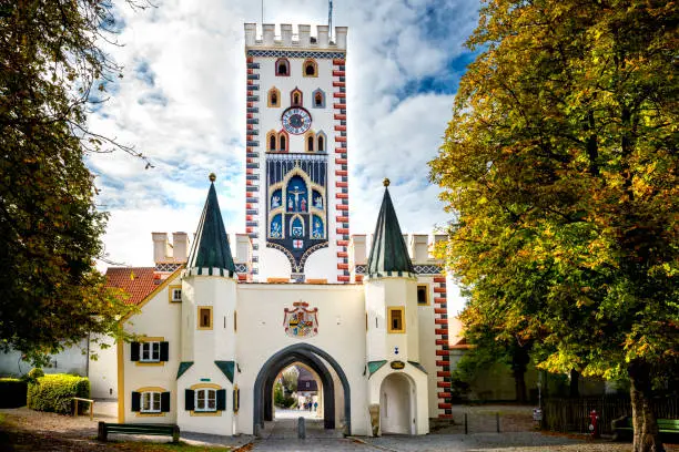 Landsberg, a picturesque town nestled on the bank of the river Lech and located at the crossroads of the Roman Via Claudia with the ancient Via del Sale, still retains its medieval imprint thanks to its fortifications and towers.