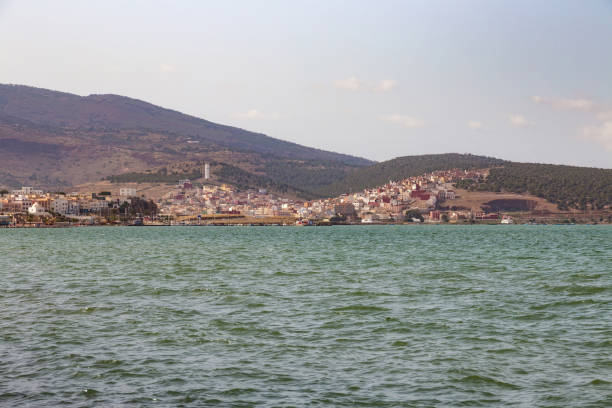 vista do litoral em nador em dia ensolarado. marrocos é uma cidade do litoral e capital da província de marrocos. é separado do mar mediterrâneo por uma lagoa de mar chica. - rock africa architecture blue - fotografias e filmes do acervo