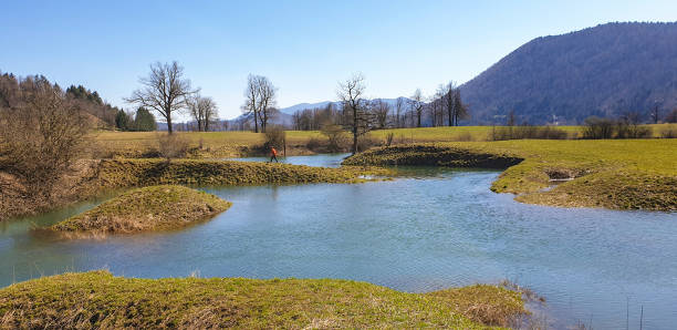 jovens no rio azul no campo de karst, planinsko polje - planinsko polje - fotografias e filmes do acervo