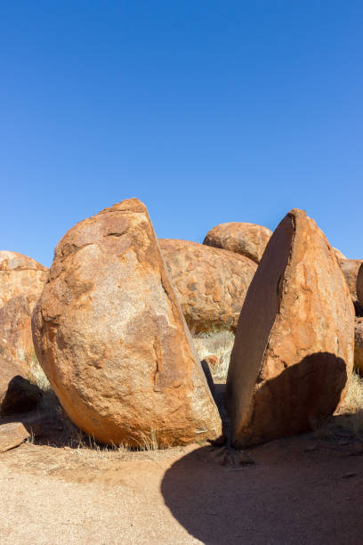 ビッグボルダーズスプリットインツー、悪魔のマーベル、北方領土、オーストラリア - lizard landscape desert australia ストックフォトと画像
