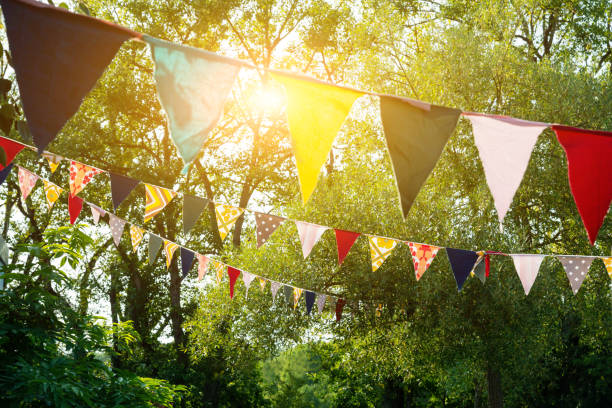 bunte wimpel auf einem festival - pennant flag party streamer stock-fotos und bilder