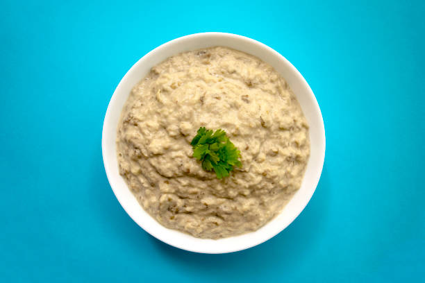 dip baba ghanoush in whire bowl with fresh green parsley on blue background - eggplant dip baba ghanoush middle eastern cuisine imagens e fotografias de stock