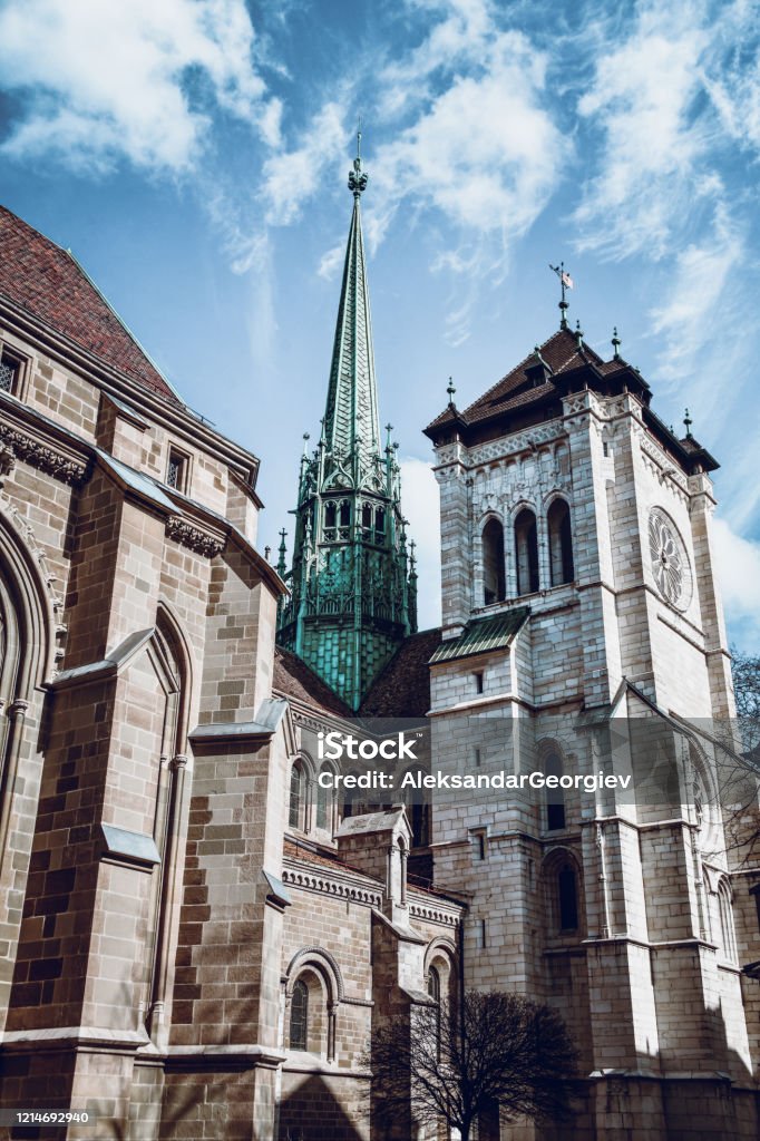 Las Torres De La Iglesia De San Pedro En Ginebra Suiza Foto de stock y más  banco de imágenes de Aire libre - iStock