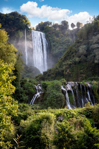 wodospady cascata delle marmore w terni, umbria, włochy - falling vertical green grass zdjęcia i obrazy z banku zdjęć