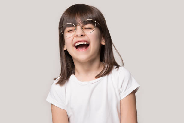 überglücklich kleine mädchen tragen brille lachen glücklich - child glasses eyewear little girls stock-fotos und bilder