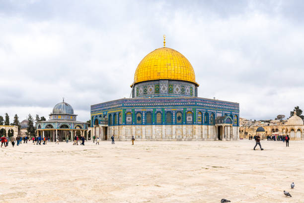 der kuppel der kette und der dom der felsenmoschee auf dem tempelberg in der altstadt von jerusalem in israel - dome of the rock jerusalem israel arch stock-fotos und bilder