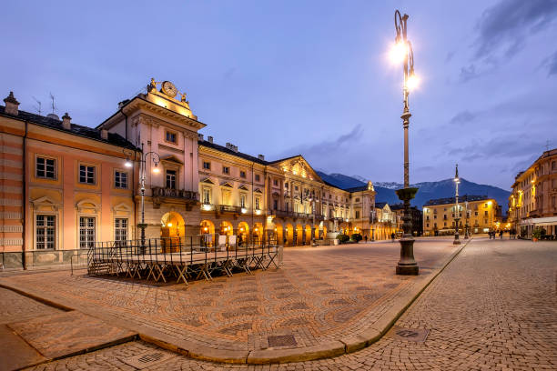 aosta. piazza émile chanoux jest głównym placem w aosze. val d'aosta, włochy - fountain house residential structure home interior zdjęcia i obrazy z banku zdjęć