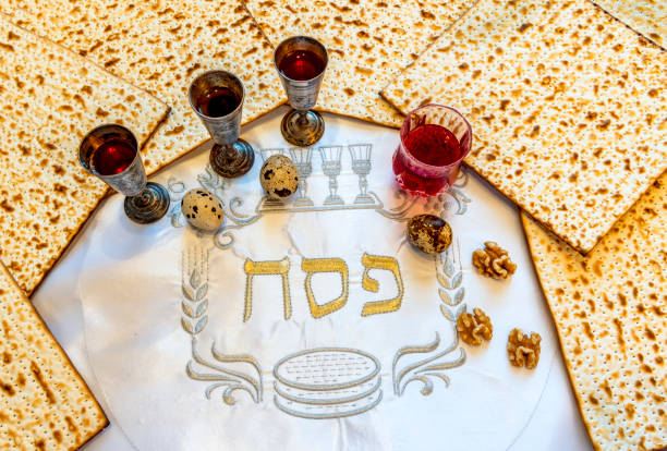 pain sans levain - matzah, tasses d’argent de vin rouge pour la pâque juive - passover judaism seder kiddush cup photos et images de collection