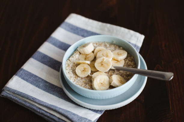 avena, plátano, crema y jarabe de arce - porridge fotografías e imágenes de stock