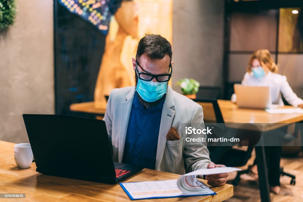 Schutz im Büro während der COVID-19-Pandemie - Lizenzfrei Büro Stock-Foto