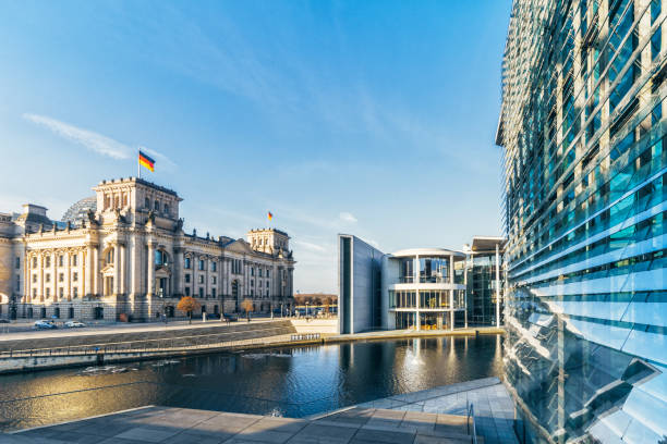 vista panorâmica sobre o distrito do governo em berlim - berlin germany house spree river urban scene - fotografias e filmes do acervo