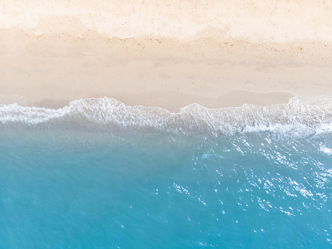 Mar azul y playa de arena blanca en el paisaje de verano para publicidad web y fondo de cartel. Vista aérea de la costa de la costa en drones photo