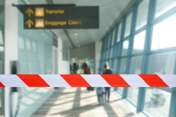 空港のセキュリティは、コロナウイルスの流行を防ぐために、空港ターミナルで病気の観光客を禁止しました。covid-19コロナウイルス発生概念。 - 税関 ストックフォトと画像